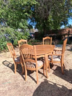 Round Oak Wood Round Dining Table with 5 Chairs, Hight 30 Inches, Leight 60 Inches, Width 42 Inches $70 Firm