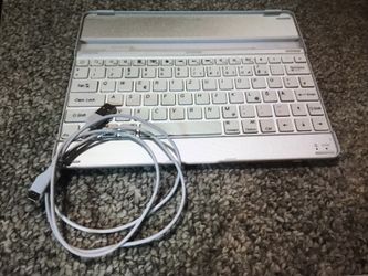 Mobile Bluetooth keyboard for iPad in silver