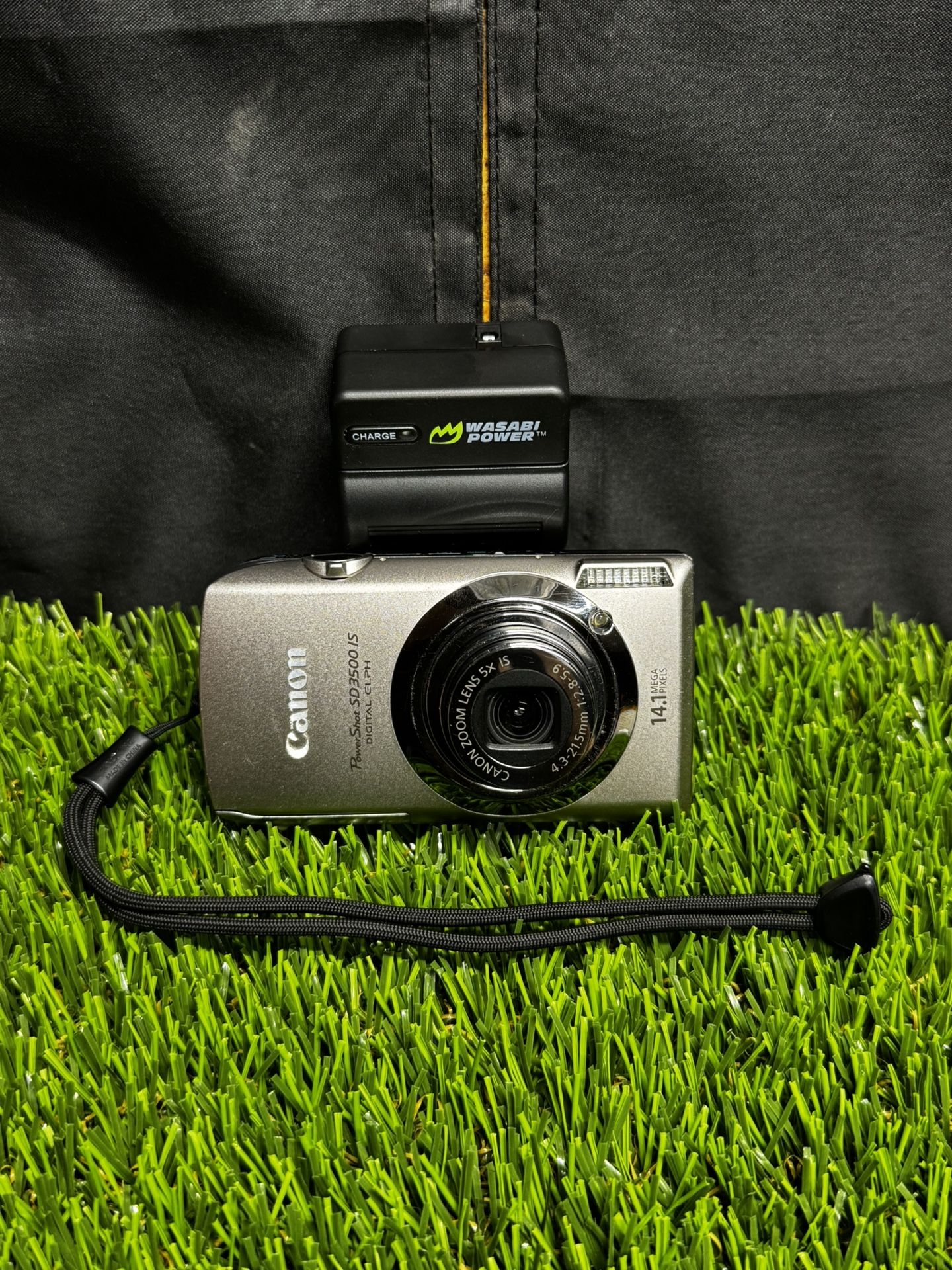 Canon PowerShot SD3500 IS 14.1MP Silver Digital Camera. Charger