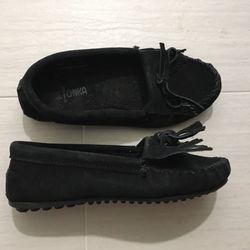 Minnetonka Womens Shoes Kilty Black Suede Wedge Fringe Moccasins Bow Size 6