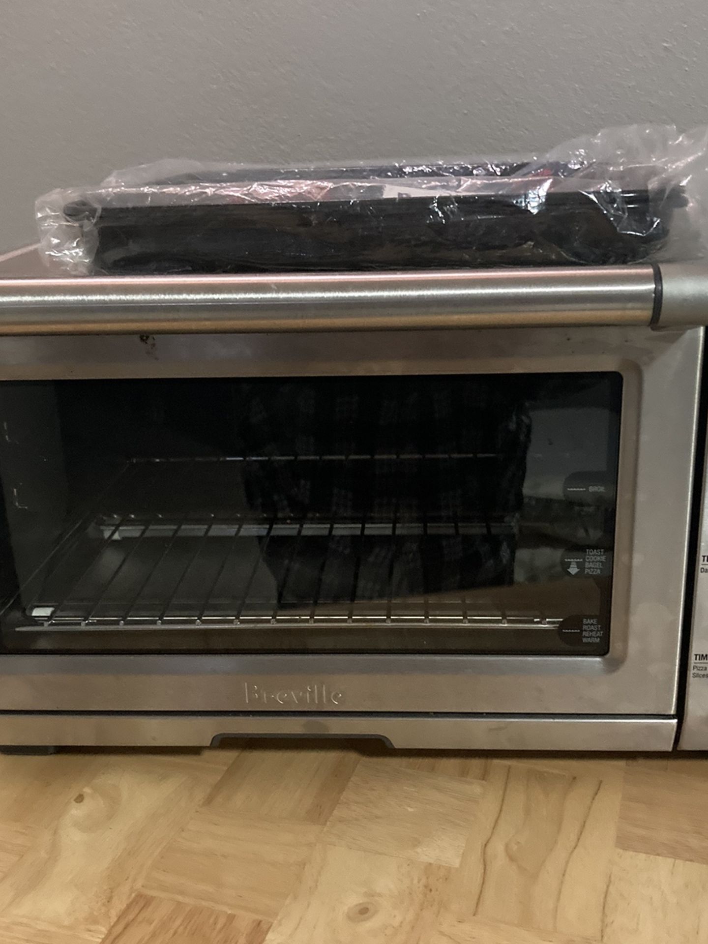 Breville Stainless steel 1800 WXL Counter top smart oven.