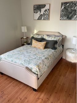 Beautiful queen bed with mattress