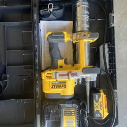 DeWalt 20V MAX cordless grease gun kit