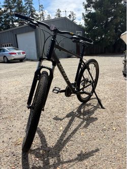 Giant ATX Mountain Bike *LIKE NEW*