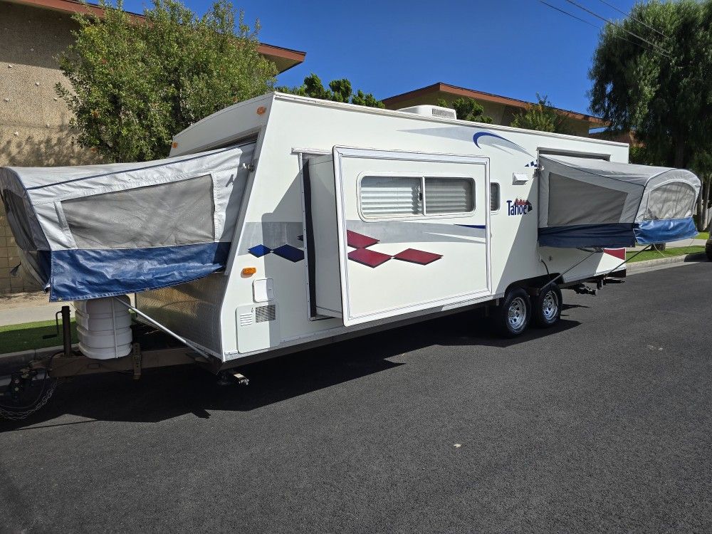 2004 Tahoe by Thor Triple Hybrid With Slide Out 24FT Sleeps 10 People Excellent Condition