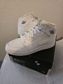Air Jordan 1 Mid size 4Y or 5.5 or 6 woman