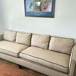 Sofá de 100"  x 27 h x 35 d 
