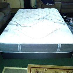QUEEN SIZE MATTRESS AND BOXSPRING
