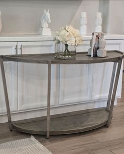 Beautiful Half-Moon Entryway Table. Used, in good condition. 

54"W x 20"D x  29.5"H

Decor Not Included 

$145