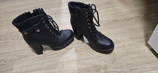 Heel boots size 9