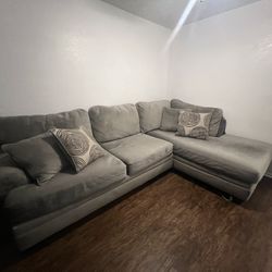 Cozy Light Gray Sectional Sofa – Spacious & Stylish!