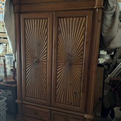 Gorgeous Armoire 💜excellent Condition