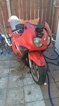 Suzuki 600 red and black