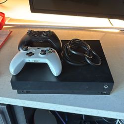 Xbox One X + 2 Controllers