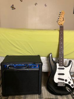 PEAVEY GUITAR AND GUITAR AMP, NEW STRINGS, AND 15’ FEET CORD, ALL IN GREAT WORKING CONDITION, READY TO START PLAYING.👍🏻