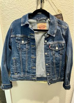 Levi's women's blue denim trucker jacket