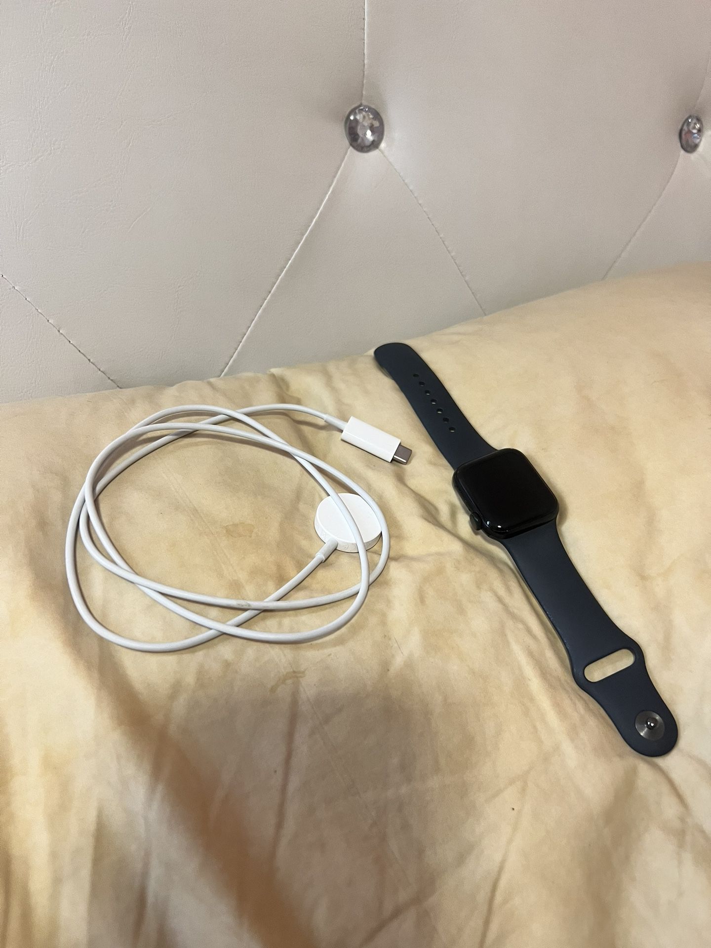 Apple Watch SE 40mm With Charger
