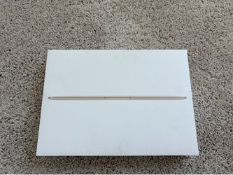 2016 MacBook Air peak condition with box and guide