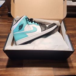 AIR JORDAN 1 MIDS  (SIZE 13)