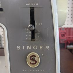 Singer Model 600 in Wood Desk