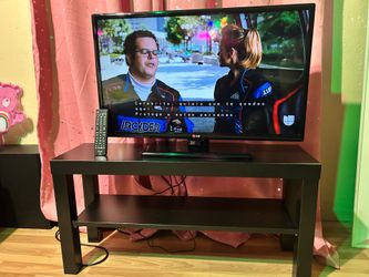 32 inch Tv with  tv stand $40- READ Description