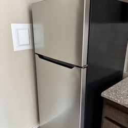 Insignia Refrigerator & Freezer 