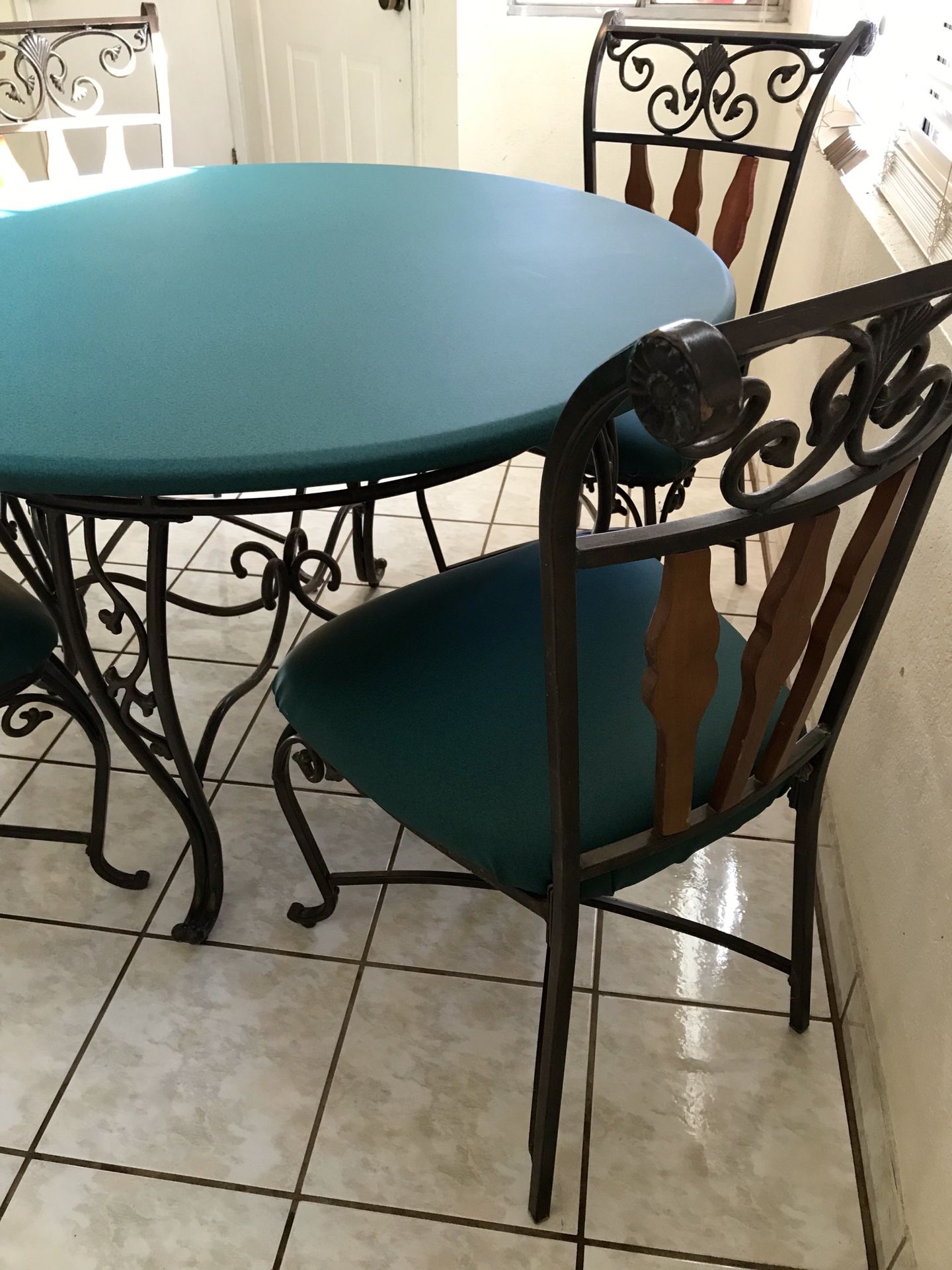 Amazing Patio Furniture 5 piece Table and chairs