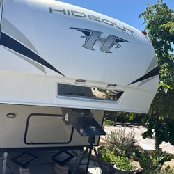 5th Wheel Trailer-Hideout