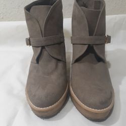 STELLA MCCARTNEY Suede Lace-Up Boots Size: 9 | IT 39

Description
Stella McCartney Suede Ankle Lace-Up Boots
Neutrals
Rubber Trim
Round-Toes
Wedge Hee