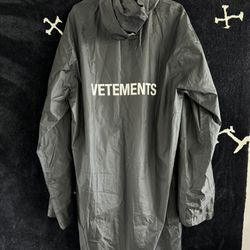 Vetements Logo Print PES (Polyethersulfone) Full-Body Raincoat