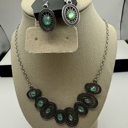 702-New Paparazzi: Trinket Trove - iridescent Green Necklace And Earrings