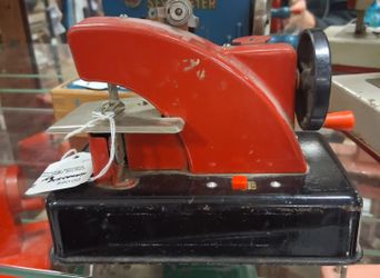 VINTAGE SEWING MACHINE