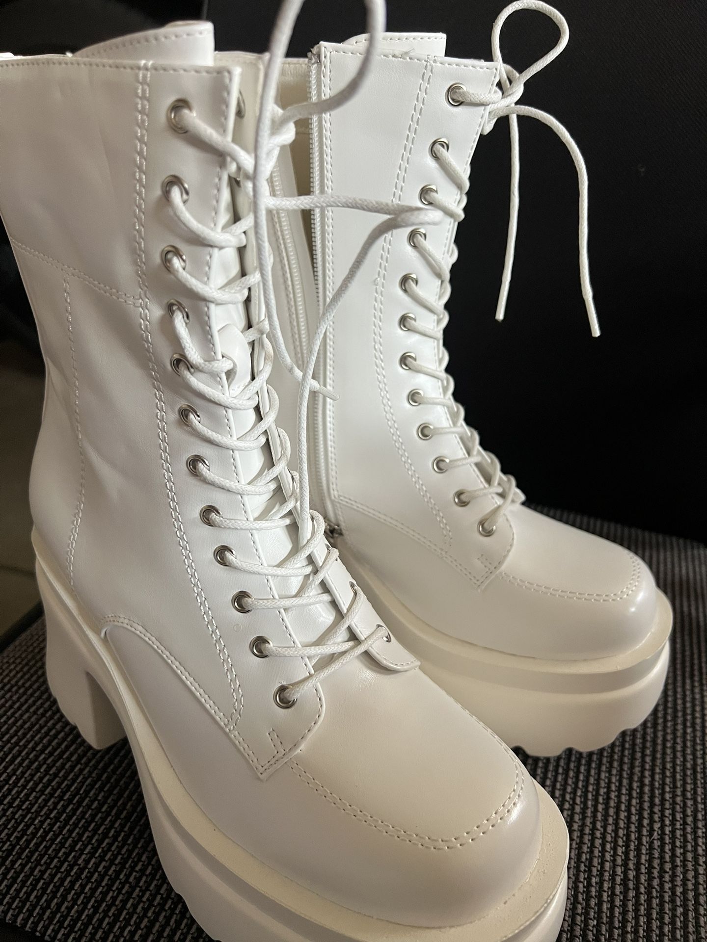 White Women Boots Size 7.5 New