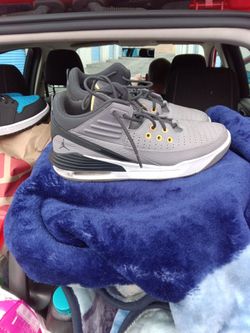 Jordan Max Aura 5 sneakers, Cement Grey and Topaz Gold, Size 10.5
