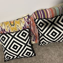 Decorative throw pillows 