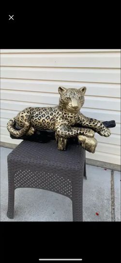 Golden leopard on the log statue