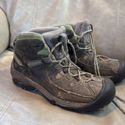 Woman’s 8.5 Keen Dry Hiker Boot