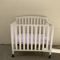 Foldable Baby Crib With Rollers