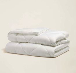 New in Package Premium Ritz Carlton TWIN Comforter 70% off: great for college student
