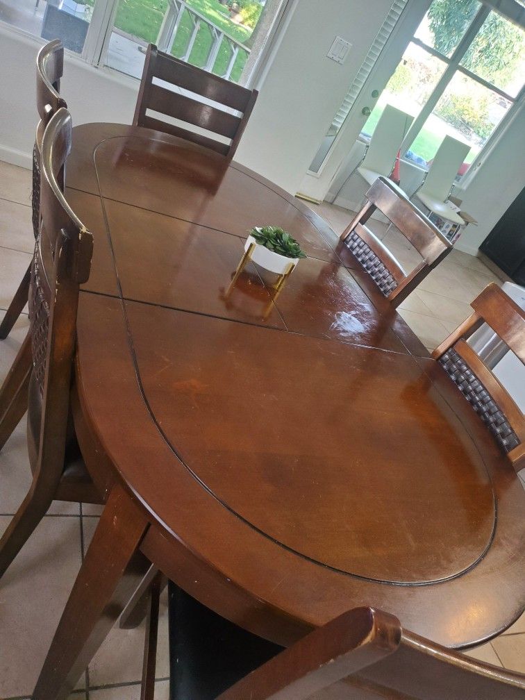Mesa Con 6 Sillas Las Sillas Estan 2 Rotas Pero LA Mesa Esta Muy Buena