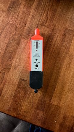 AC voltage detector