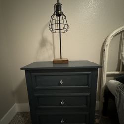 2 Nightstands And Table Lamps 