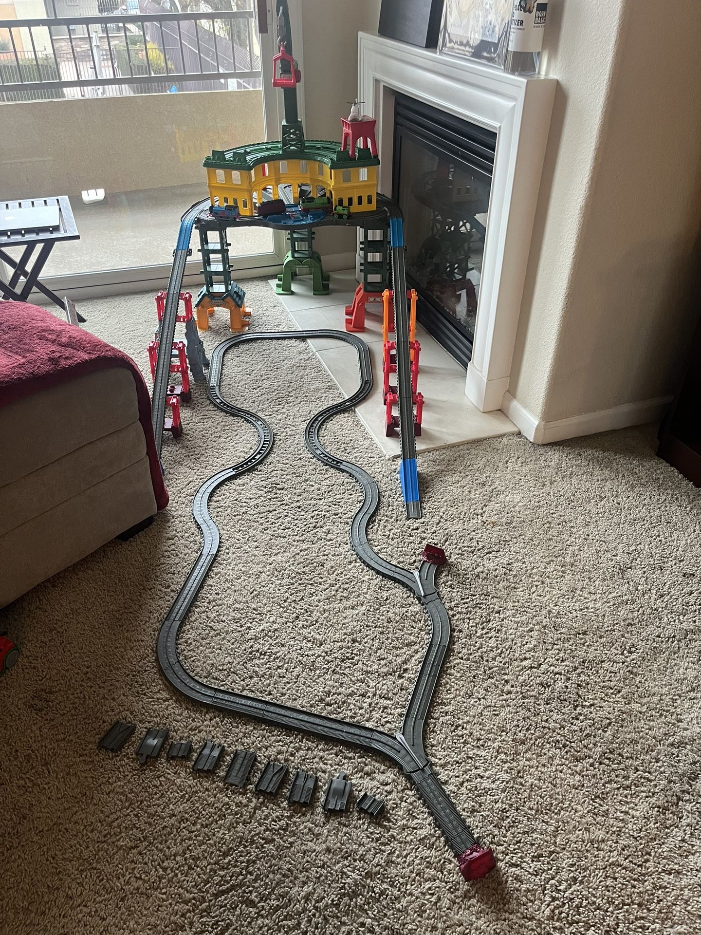 Fisher-Price Thomas and Friends Extra Large Train Set with Reconfigurable Track, Motorized Thomas, Diecast Percy, Super Station