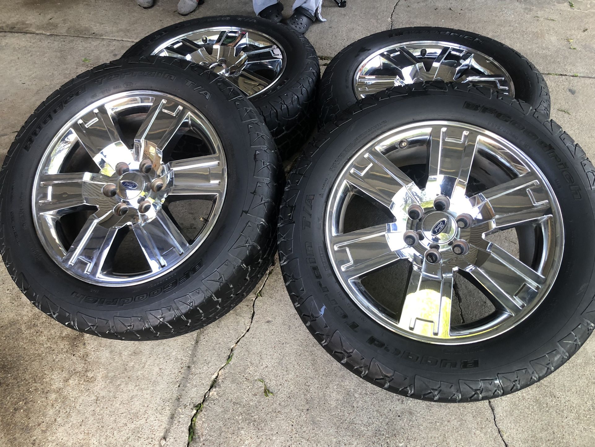 20s originales Ford F-150 y expedition llantas aguantan 1 rin tiene un rasponsito leve 275/55/20 Listos pál Jale