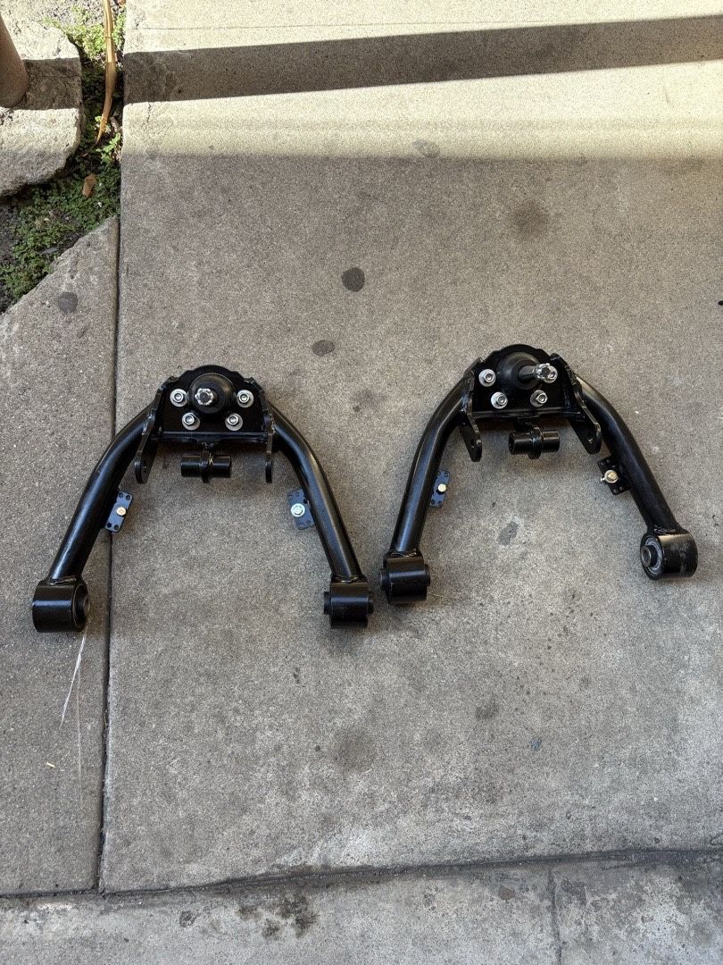 99-06 Chevy Silverado / GMC Sierra Front Upper Control Arms with Ball Joint Black Dual Shock Mounts