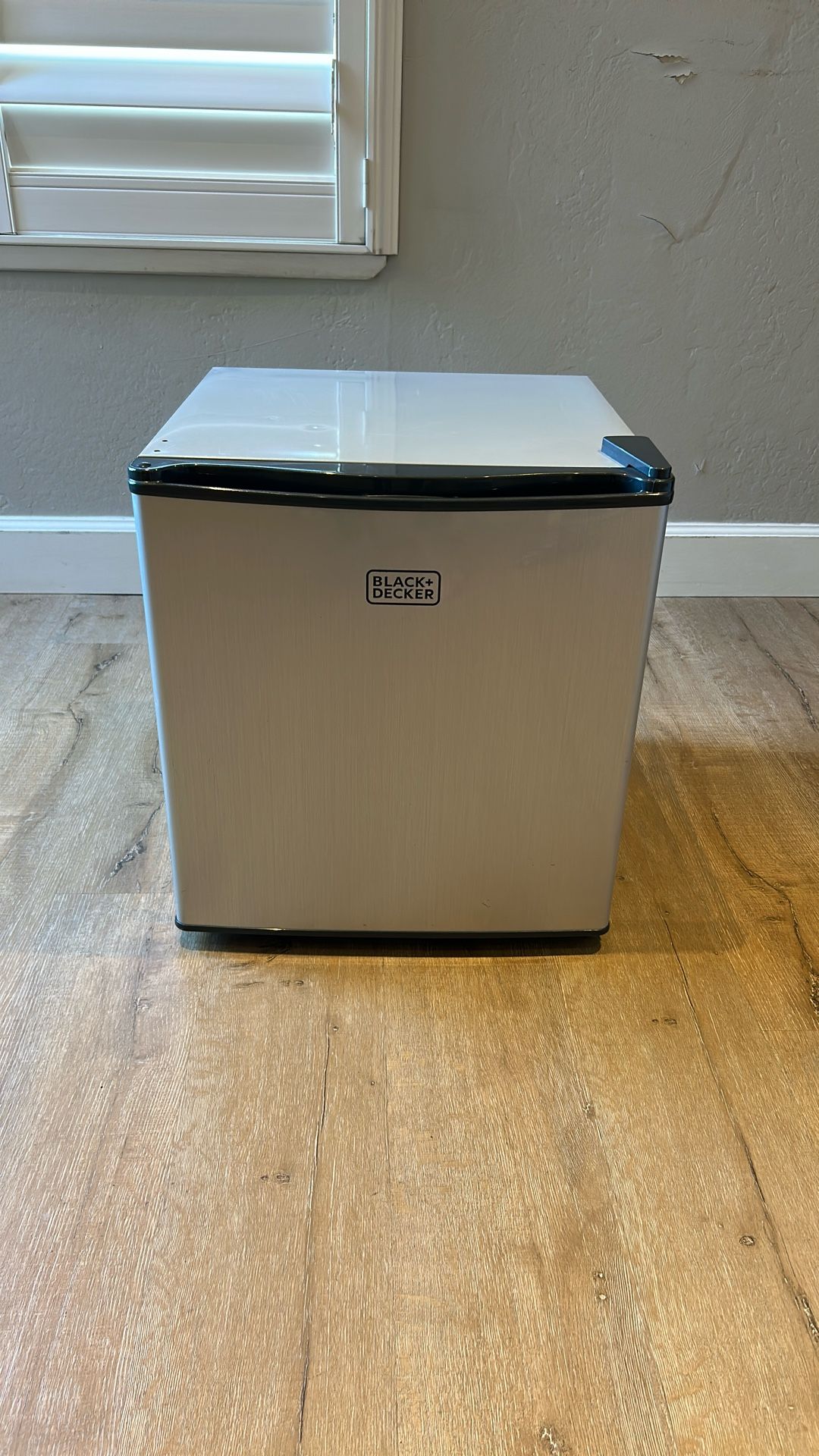 BLACK+DECKER 1.7-cu ft Mini Fridge with Freezer