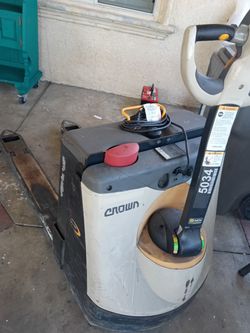 Electric pallet jack
