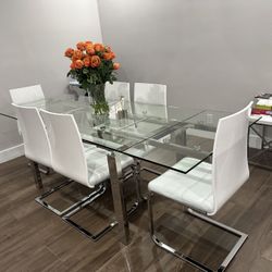 EXPANDABLE TABLE NEARLY BRAND NEW