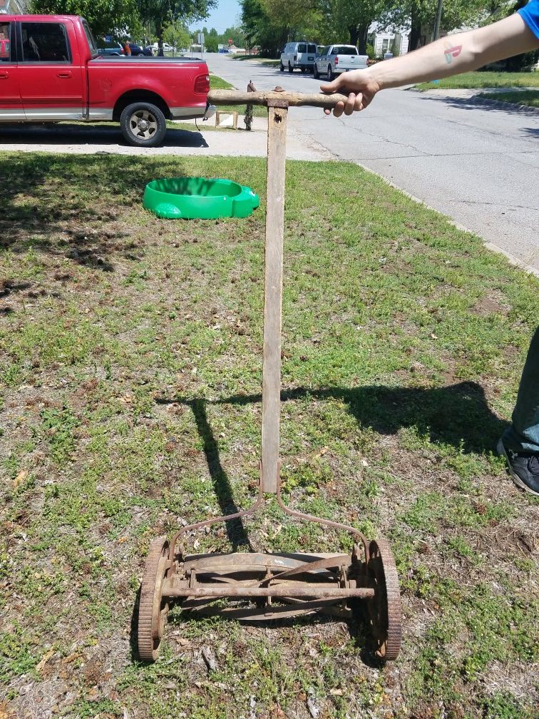1910 Henley Lawn Mower Co. Antique rotary lawn mower for Sale in