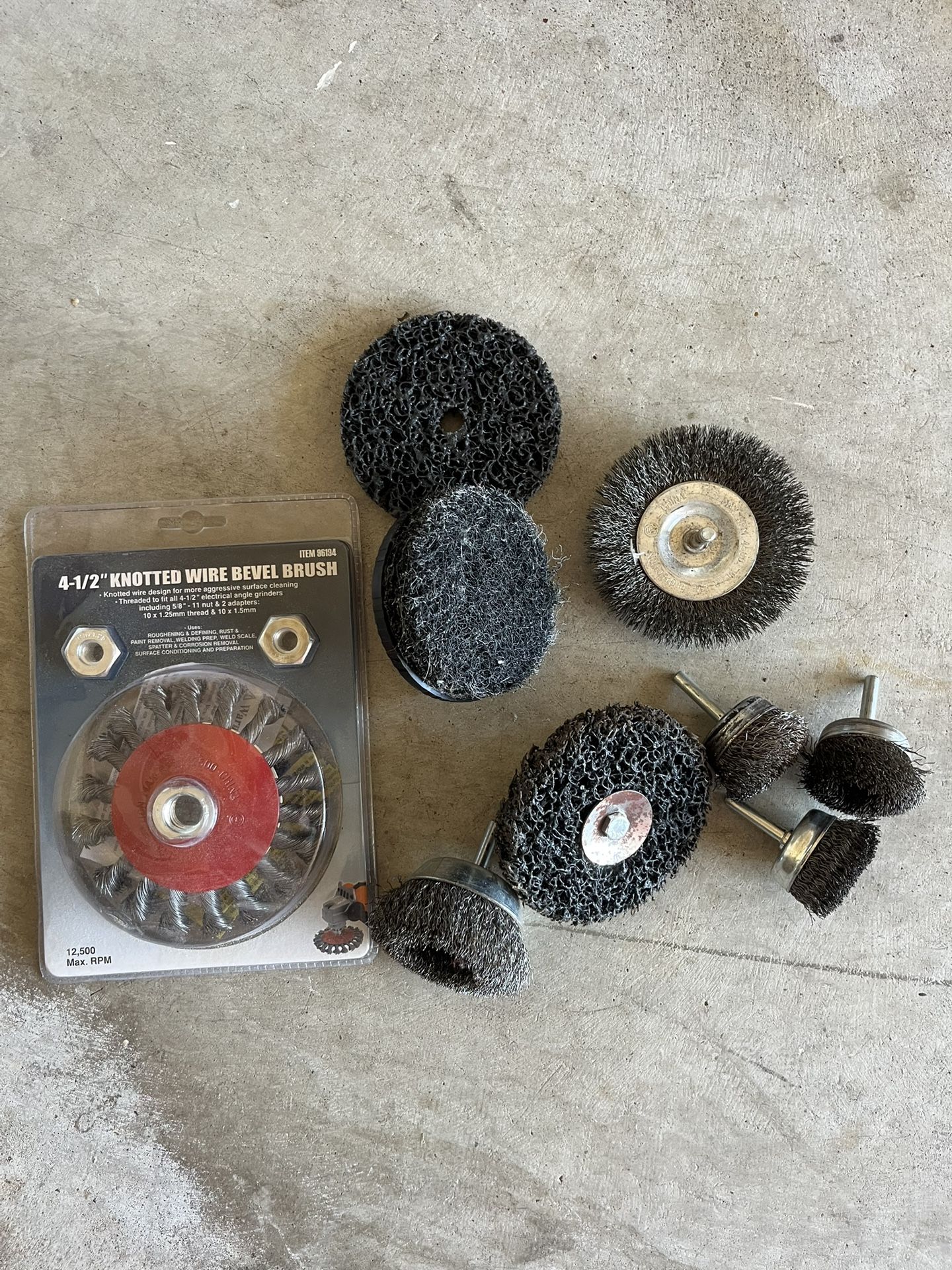 Set of wire bevel brushes